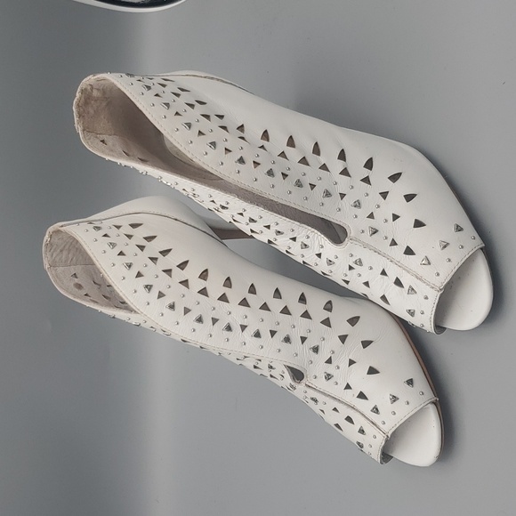 Vince Camuto Ivory White Leather Peep Hole Bootties with Silver studs Size 8 - Picture 8 of 16